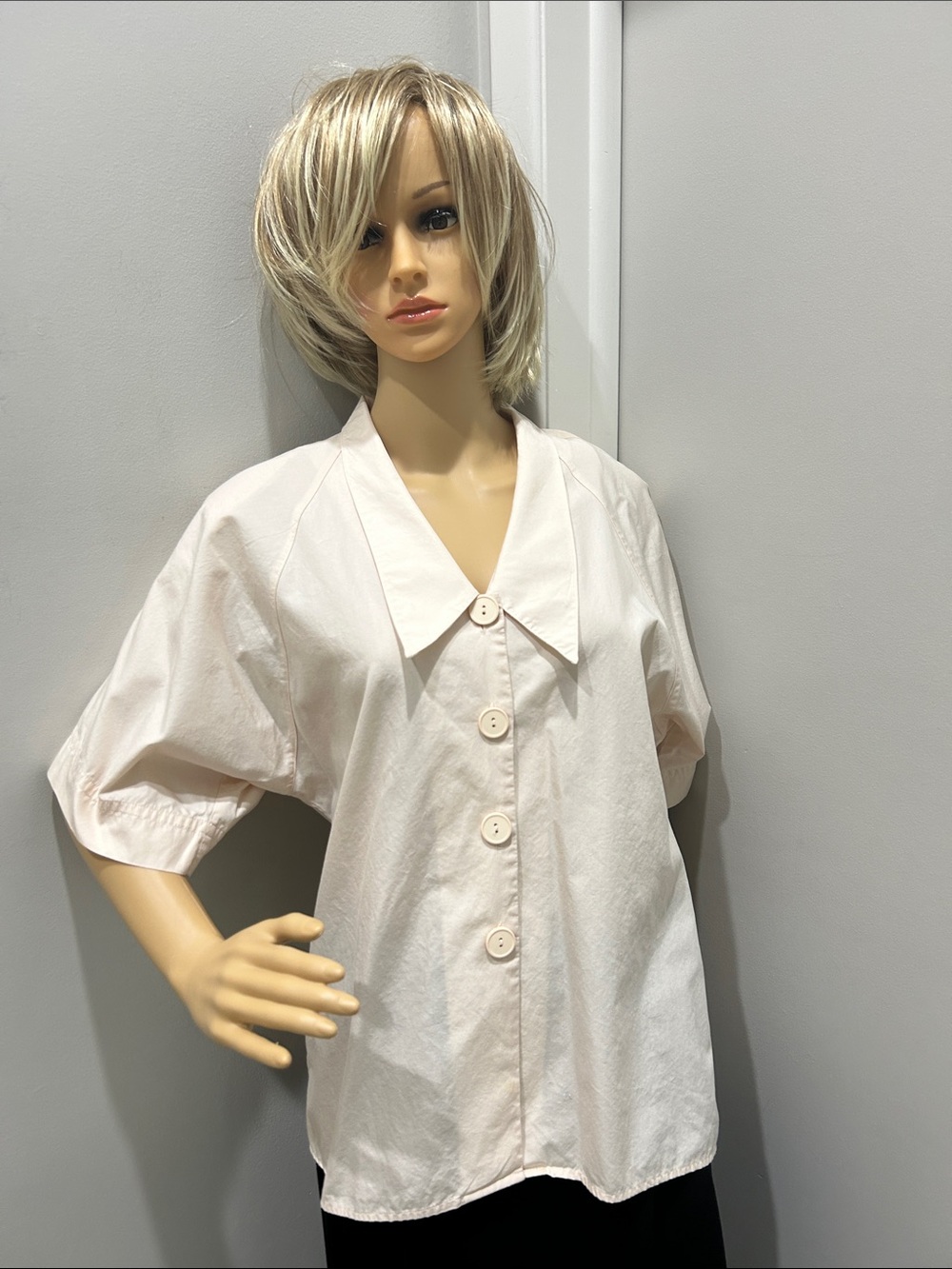 Vintage Anne Klein  Light Pink Button-Front Women’s Shirt with Short Sleeves